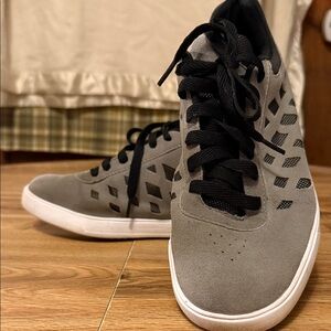 Everlast men’s sz 10 skate shoe gray